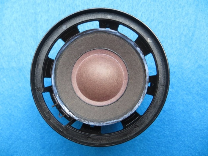 Beolab Penta Midrange Repair: Kleber auf den Lautsprecherkegel auftragen