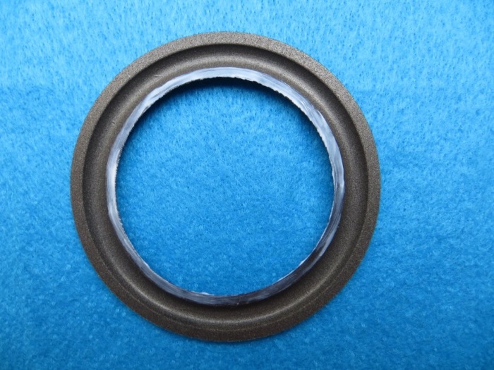 Beolab Penta Midrange Repair: Kleber auf die Lautsprechersicke auftragen