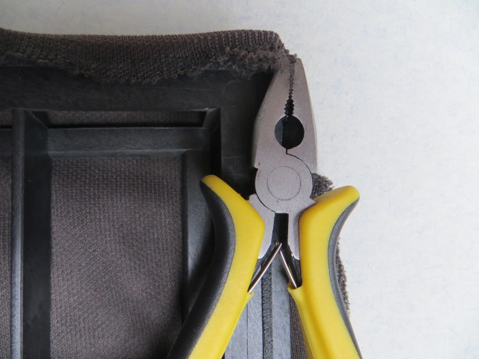 Replace speaker cloth: remove the remains of the old cloth from the grille / frame