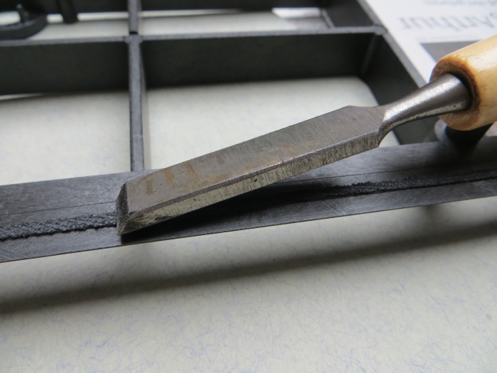 Replace speaker cloth: use sandpaper to roughen the surface of the grille / frame