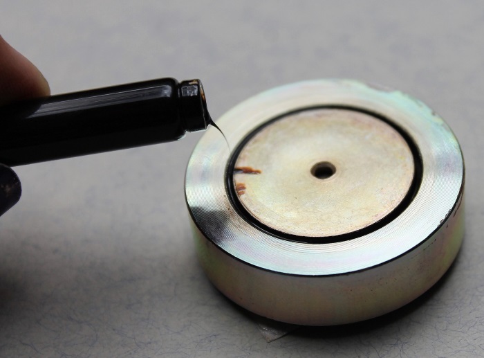 B&W CDM1 (ZZ9989 / ZZ09989) tweeter repair: apply new ferrofluid to the magnet gap
