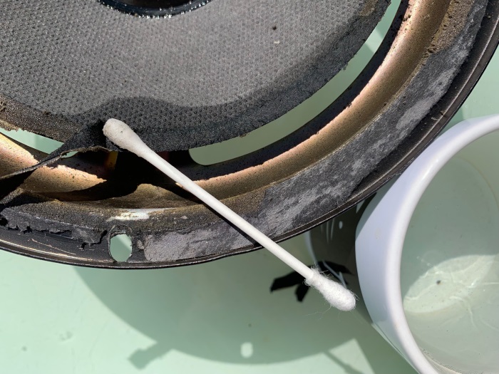 Acoustic Research AR18 - conusrand wordt schoongemaakt met heet water