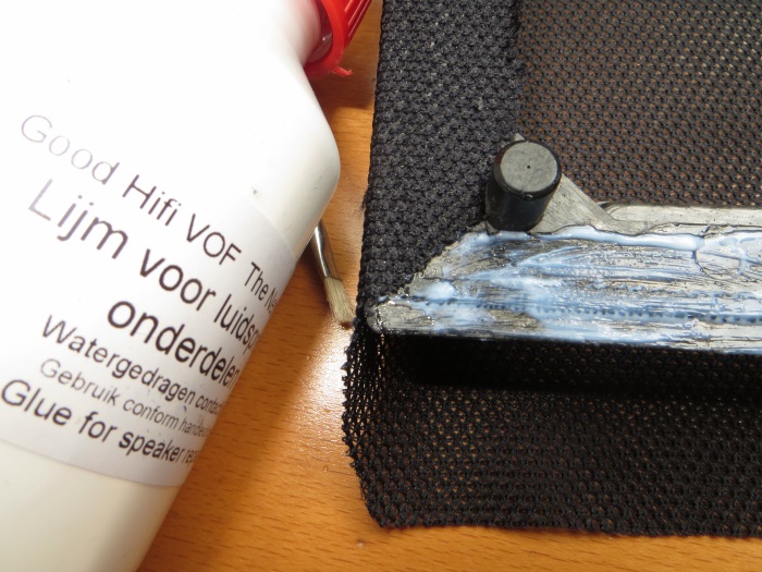 Vervangen luidsprekerdoek: het nieuwe luidsprekerdoek is (strak) op het frame gelijmd