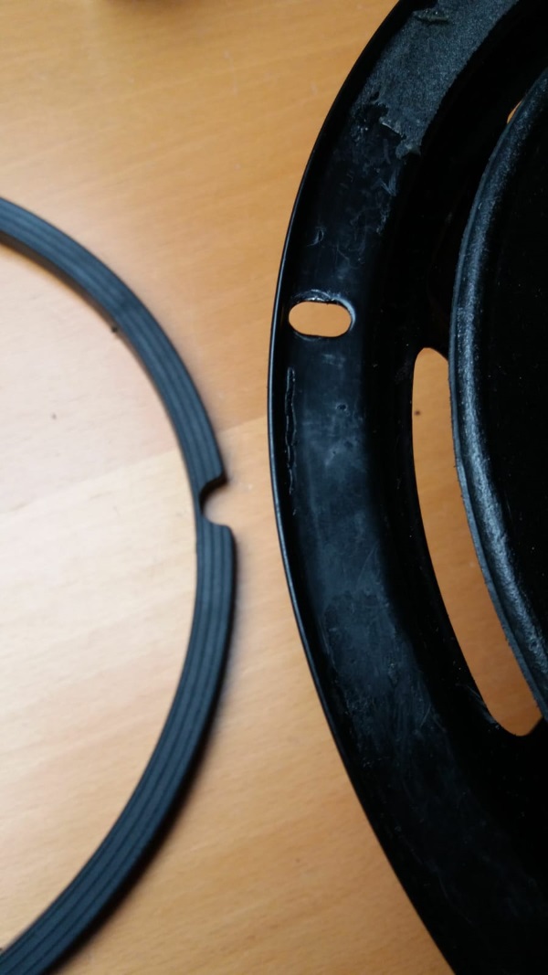 Foamrand van een REL Quake (Westra) woofer vervangen - maak het frame en de sierrand schoon