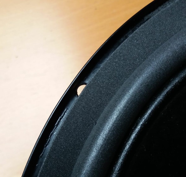 Foamrand van een REL Quake (Westra) woofer vervangen - knip foam weg bij de schroefgaten