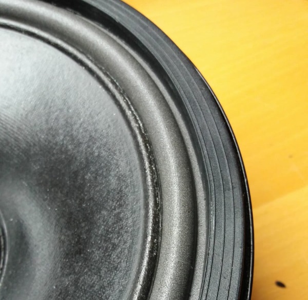 Foamrand van een REL Quake (Westra) woofer vervangen - plaats de sierrand terug (niet lijmen), de woofer kan dan worden omgedraaid